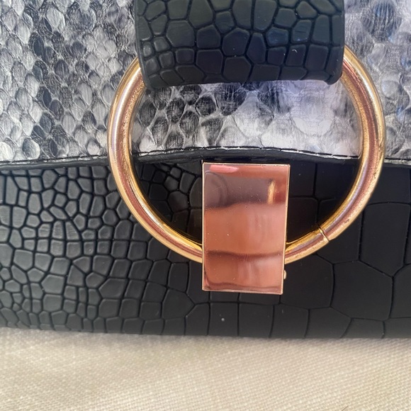 BRAND NEW CLUTCH OR CROSSBODY Imitation bag! Never been used! So Classy! - Picture 5 of 10